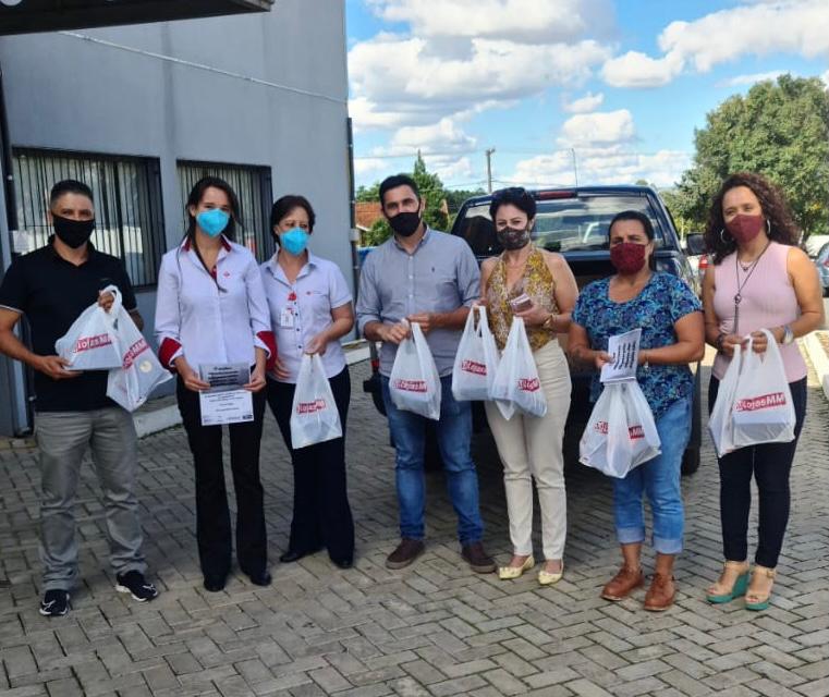 Foto 4 / Empresas presenteiam profissionais da saúde com chocolates